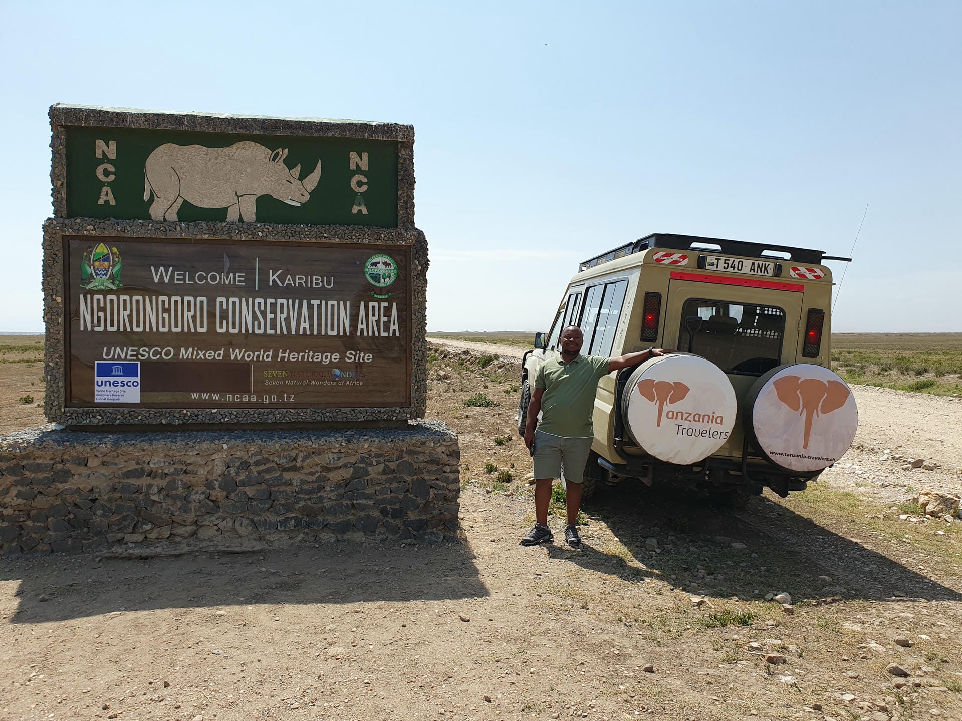 Guide neben einem Land Cruiser Guide neben einem Land Cruiser