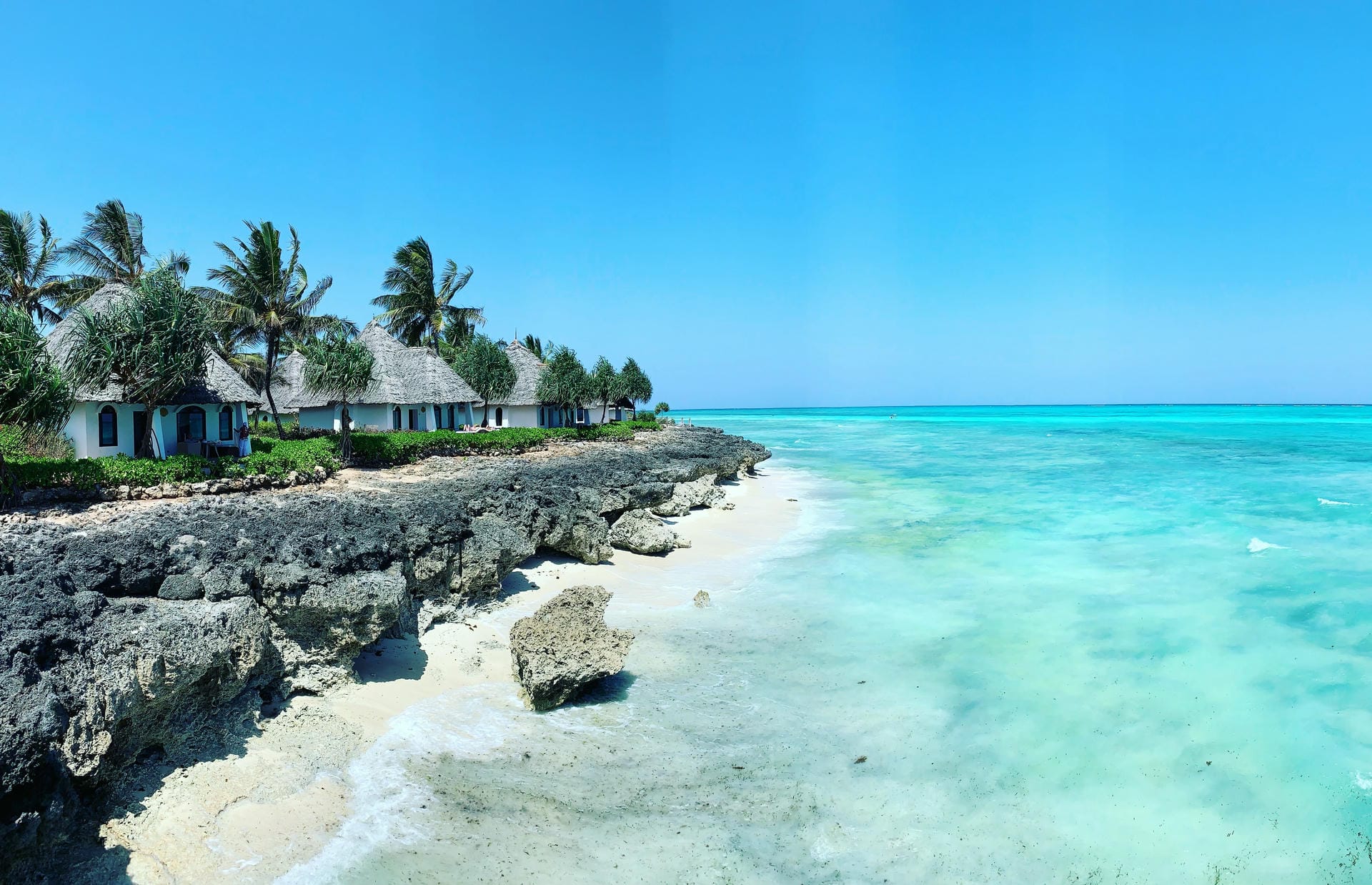 Strand mit Bungalows auf Sansibar