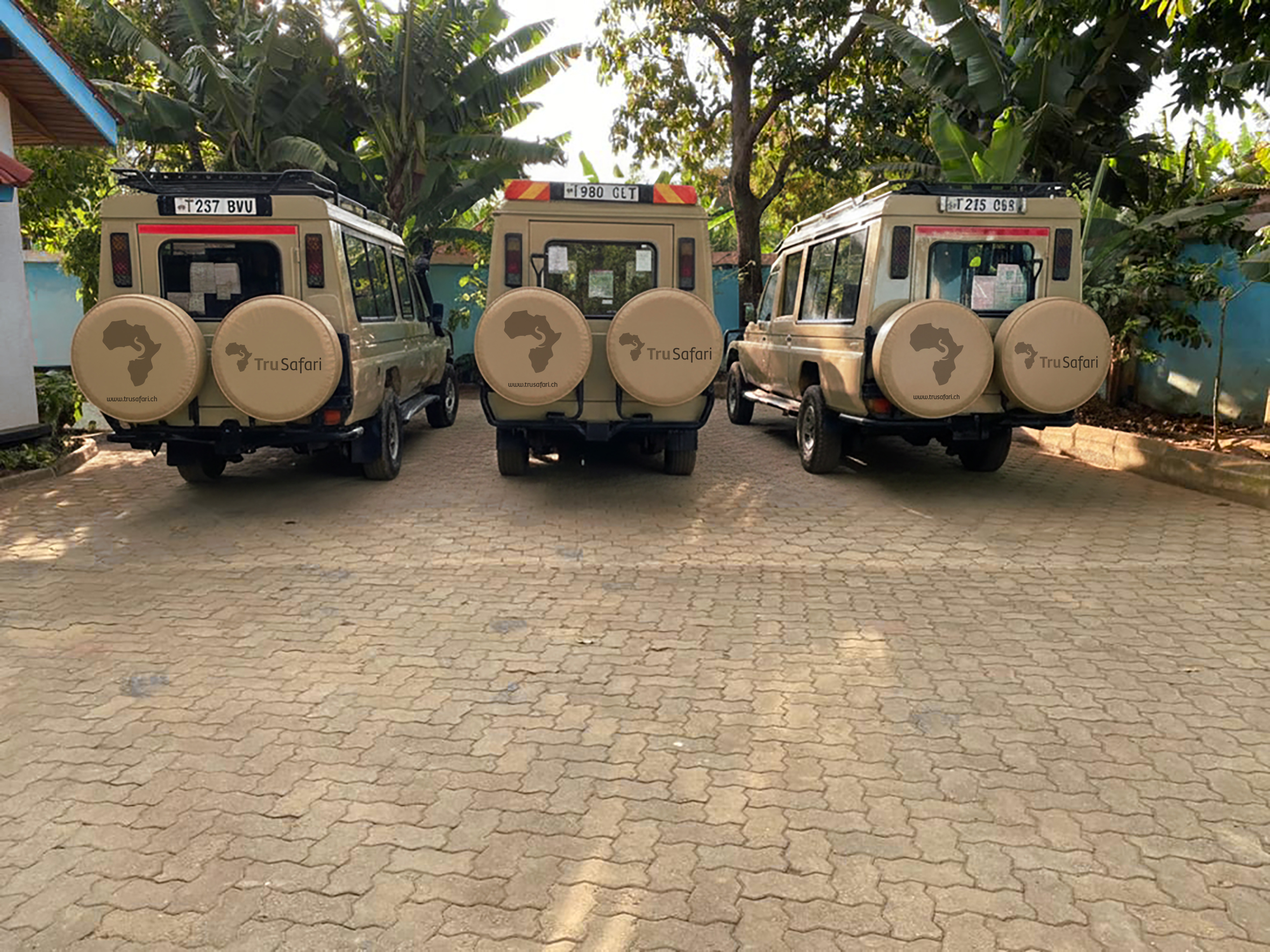 3 Land Cruiser mit dem Logo von Tru Safari 3 Land Cruiser mit dem Logo von Tru Safari